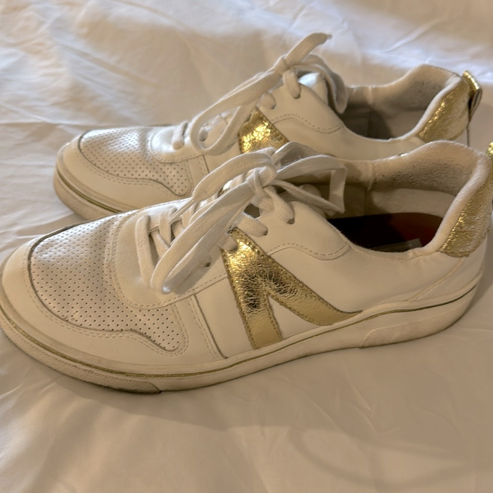 MIA   Womens Size 8 M Sneakers Casual Shoes LACE UP white leather/ Gold